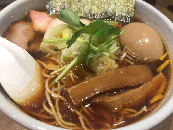 「天草大王の醤油鶏そば800円+味玉100円」@らーめん つけめん 和み屋の写真