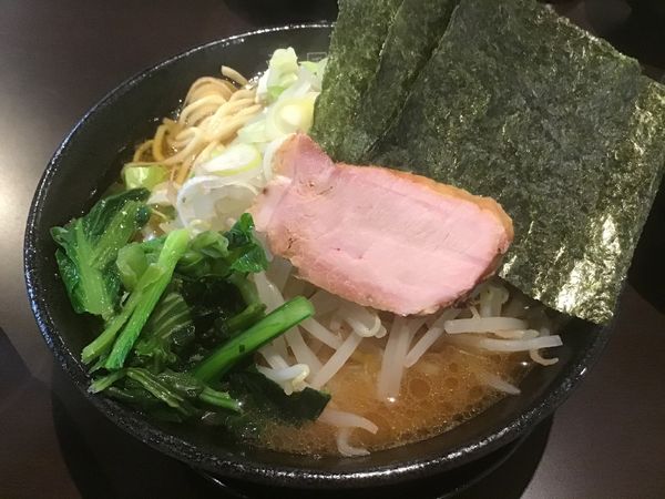 「ラーメン720円(中盛無料)・ランチ200円・クーポンで野菜」@横浜家系 薫風家の写真