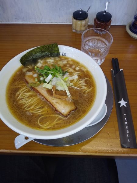 「焦がし煮干油と熟成醤油のこっさり」@ラーメン専科 竹末食堂の写真