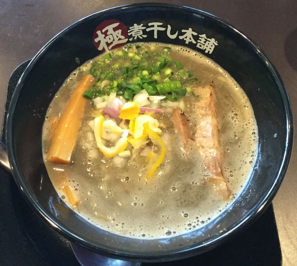 「極濃煮干し豚骨ラーメン 840円」@極煮干し本舗 荒川沖店の写真