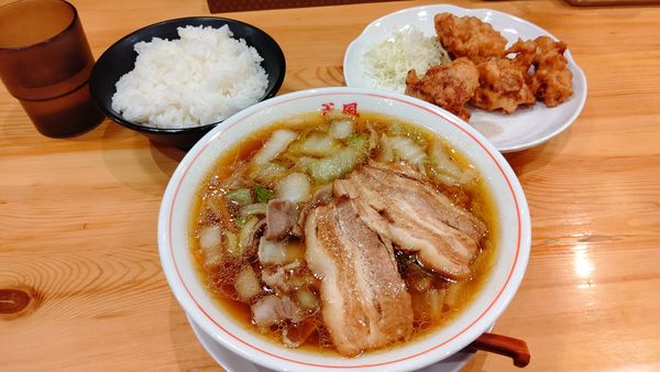 「天風ラーメン＋唐揚げセット、ライス大」@奈良天理ラーメン 天風 豊川店の写真
