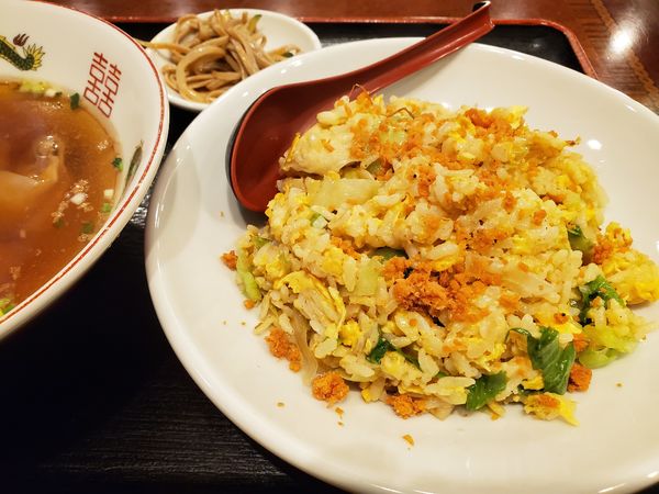 「鮭入りレタスチャーハン＋ワンタンスープ」@中国重慶料理 敦煌の写真