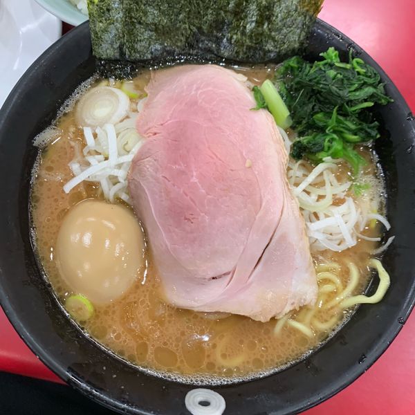 「ラーメン730円＋味玉100円＋ネギ100円。」@杉田家 千葉祐光店の写真