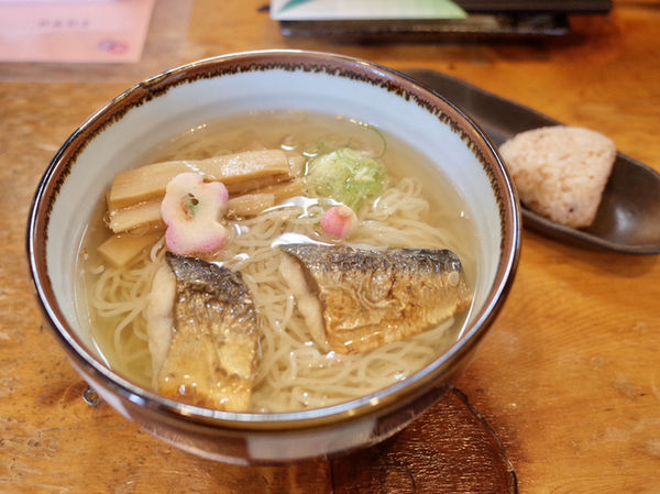 「焼さば塩らーめん…750円・小さいおにぎり…50円」@彩心の写真