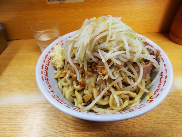 「豚入りおしゃ辛煮干し汁なしラーメン」@ラーメン二郎 環七新新代田店の写真