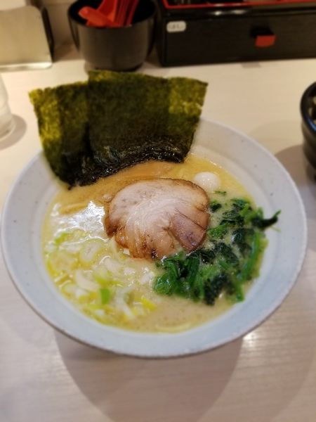 「塩豚骨らーめん」@ゴル家 伊勢佐木モール店の写真