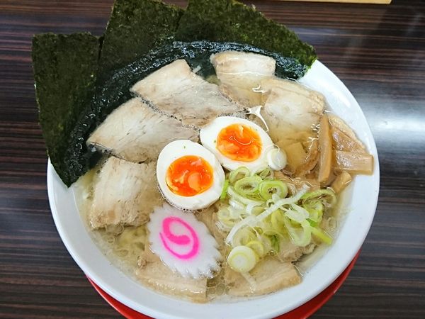 「10枚チャーシュー 中華そば」@餃子とらーめん専門店 中村屋 荒川沖店の写真