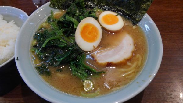 「金八ラーメン　ほうれん草増し　ライス」@金八家の写真