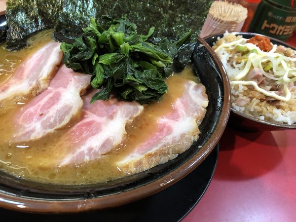 「中盛チャーシュー麺固め 賄い飯」@家系ラーメン とらきち家の写真