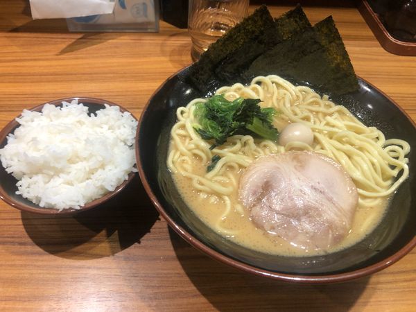 「ラーメン 大 850円＋無料小ライス×2」@横浜家系ラーメン 壱角家 蔵前店の写真