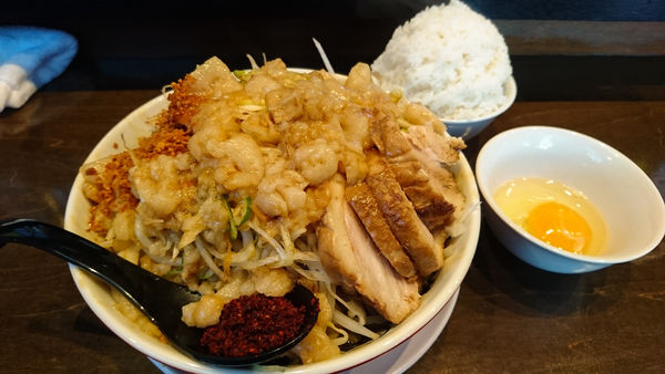 「最強油麺+麺マシ+豚マシ+生タマゴ+大ライス」@らーめん男盛の写真