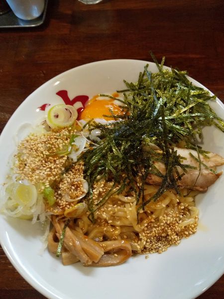 「油そば半熟玉子入り（ネギゴマ増し）」@東京油そば本舗 名古屋総本店の写真