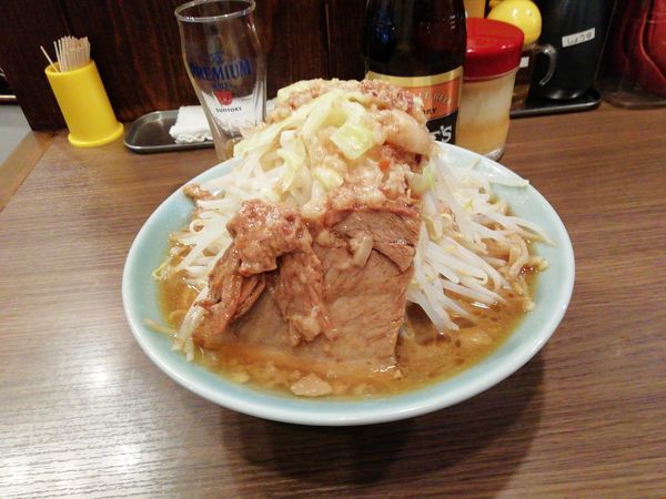 「中ラーメン300g ¥800　瓶ビール¥500」@立川マシマシ 栄住吉店の写真