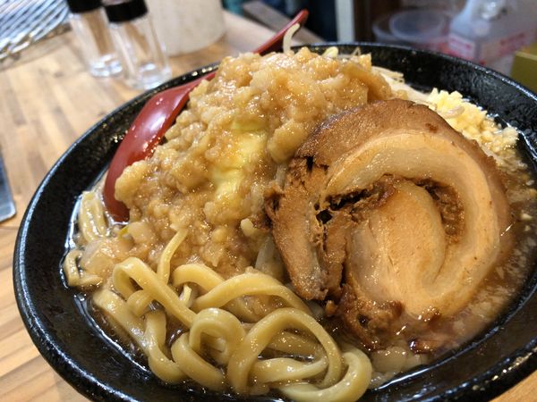 「ラーメン小 ﾔｻｲｽｸﾅﾒﾆﾝﾆｸｱﾌﾞﾗﾏｼ 800円」@麺屋 どんぶら来の写真