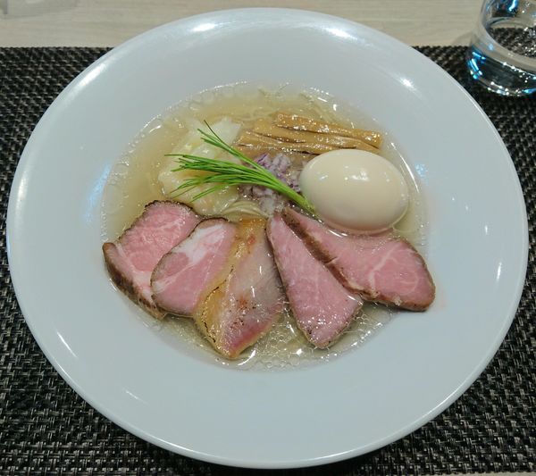 「特製中華蕎麦＜塩＞」@宍道湖しじみ中華蕎麦 琥珀 東京本店の写真