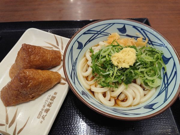 「ぶっかけ(並)300円＋いなり110円✖️2ヶ」@丸亀製麺 新座店の写真