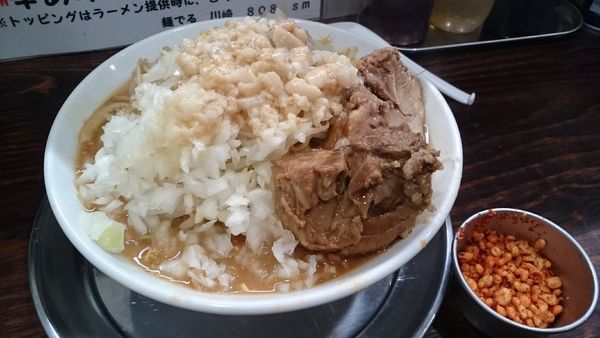 「味噌ラーメン(ヤサイアブラタマネギ辛げ別皿)￥８５０」@麺でる 川崎店の写真