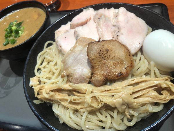 「特製濃厚つけ麺+ミックスチャーシュー」@中華そば 輝羅の写真