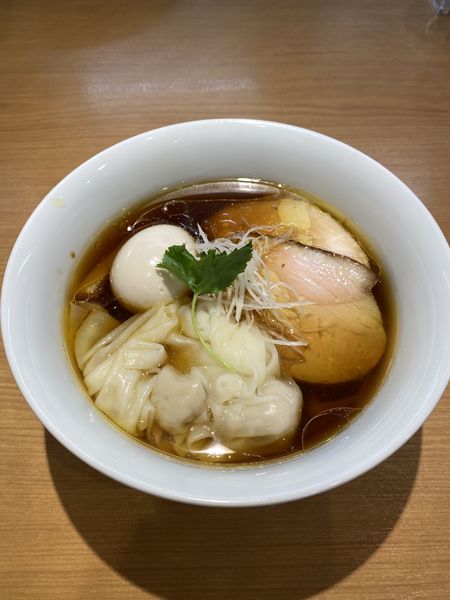 「醤油らーめん味玉ワンタン」@mojamojaの写真