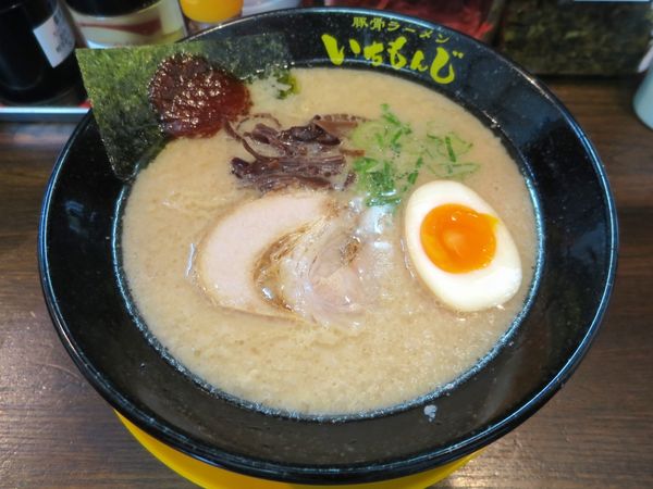 「いちもんじラーメン ６００円 ※麺硬め・アブラ多め」@豚骨ラーメン いちもんじ 北本店の写真