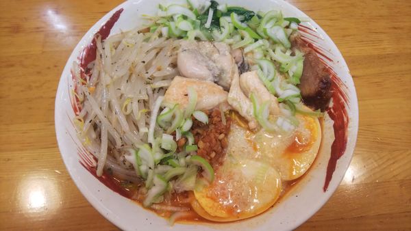 「カキとサーモンのバジルソースラーメン」@旭川ラーメン 好の写真