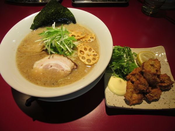 「濃厚醤油（８５０円）＋唐揚げ８個４９０円」@ラーメン商人の写真