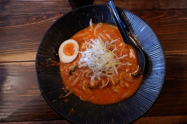 「辛味噌ラーメン（麺少な目わ＝味玉半個）」@大塚屋の写真