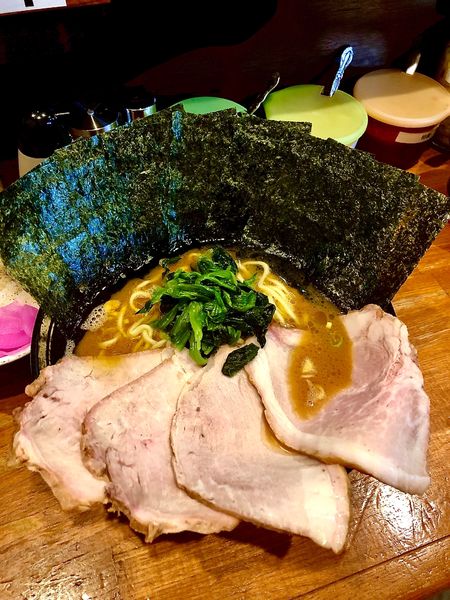 「中盛りチャーシュー麺　海苔増し　ライス」@末廣家の写真
