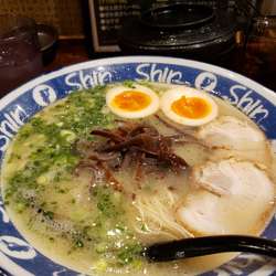 煮玉子入りラーメン