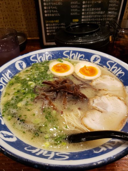 「煮玉子入りラーメン」@博多ラーメン ShinShin 博多デイトス店の写真
