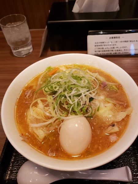「煮玉子ラーメン味噌」@けやき 新千歳空港店の写真