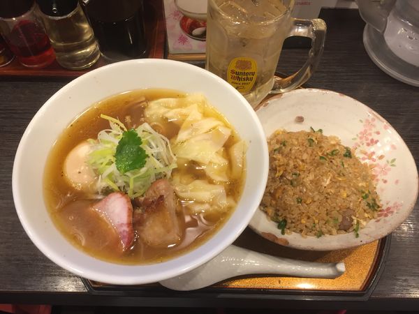 「ワンタン麺＋旨玉トッピング＋半チャーハン＋ハイボール」@チラナイサクラの写真