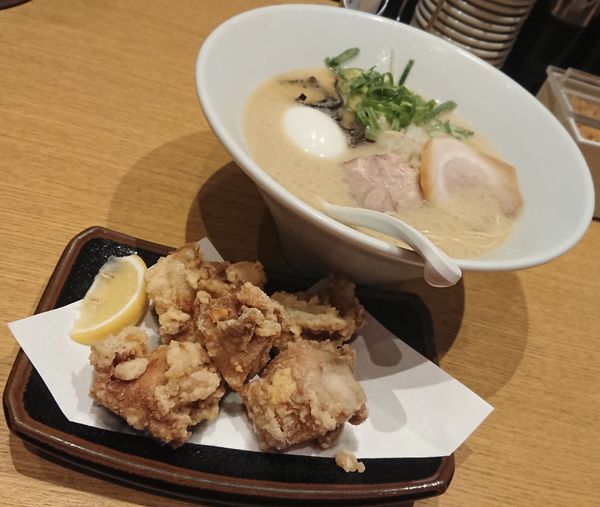 「玉子白丸(バリカタ)＋若鶏の博多揚げ5個」@博多一風堂 武石インター店の写真