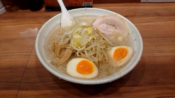 「しょうゆ味玉子らーめん850円」@こってりらーめん なりたけ 池袋店の写真