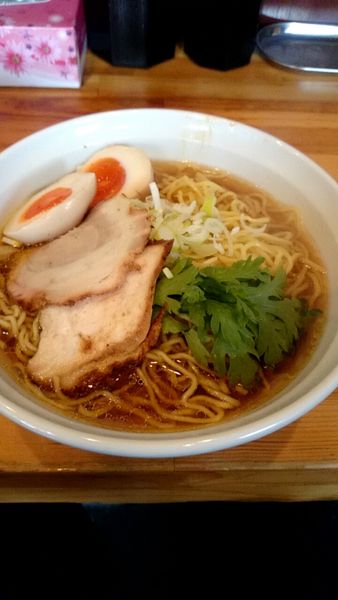 「あっさり中華そばライト（６８０円）＋味玉＋大盛（各１００円）」@鶏らーめん  極楽鳥の写真