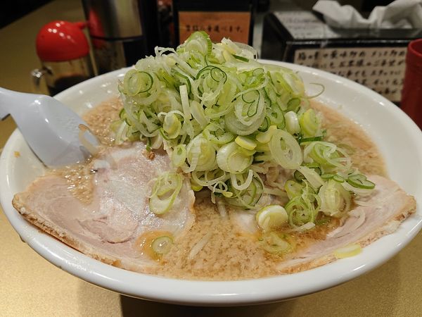 「しょうゆラーメン(中盛り、ネギ・メンマ多め)」@超ごってり麺 ごっつ 亀戸本店の写真