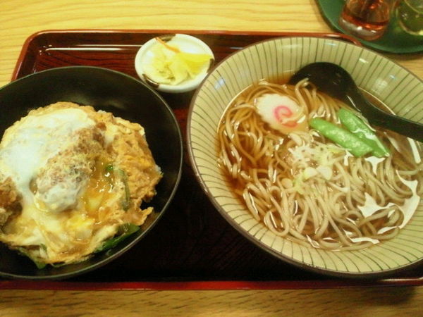 「Aランチ（カキフライの卵とじ丼とお蕎麦）700円」@マルイチ 神田軒の写真