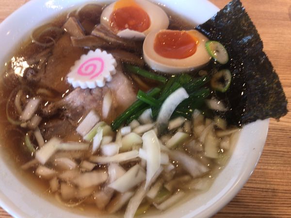 「生姜醤油ラーメン750円+玉ねぎ50円+味玉100円」@自家製麺しげの写真