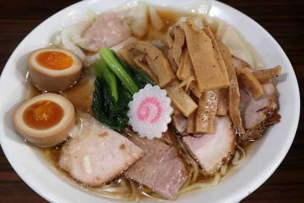 「特製ワンタン肉そば　950円＋無料のメンマ増し」@魁 肉盛りつけ麺 六代目けいすけの写真