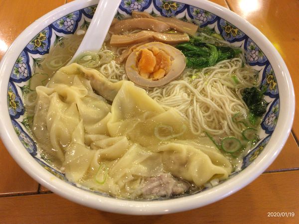 「塩ワンタンめん」@中国ラーメン 揚州商人 立川店の写真