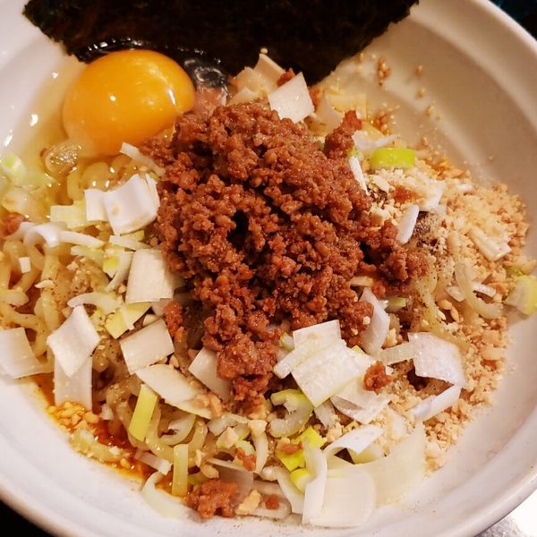 「【ツイッター限定】坦々油そば６００円＋生卵＆追い飯 １００円」@七福軒の写真