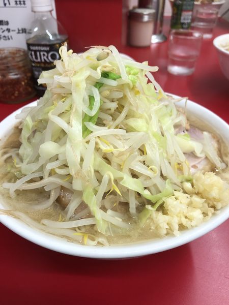 「小豚＋生卵」@ラーメン二郎 神田神保町店の写真
