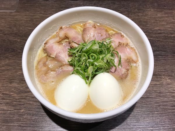 「鶏白湯煮干し醤油ラーメン大盛り+半熟玉子、チャーシュー」@らーめん きび屋の写真