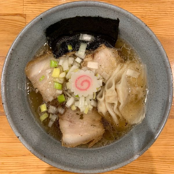 「【期間限定】煎り酒醤油ラーメンワンタン入り (900円)」@麺屋二郎 指宿駅前店の写真