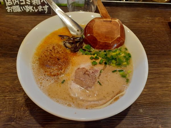 「博多とんこつラーメン、ピリ辛タンタン、替玉W」@らーめん たつ屋の写真