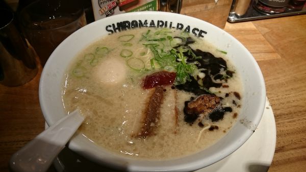 「アカマルベース（790円）＋味玉（サービス）」@一風堂 大森店の写真