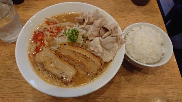 「濃厚味噌ラーメン+セルフ豚バラ丼セット1050」@らーめん はや川の写真
