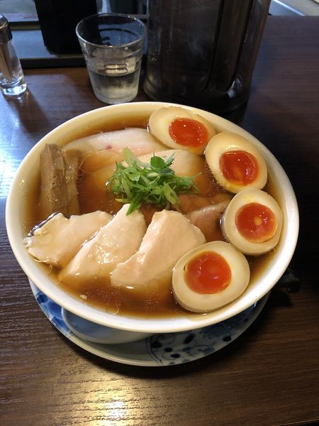 「特製醤油らぁ麺プラス特製トッピング」@らぁ麺 紫陽花の写真