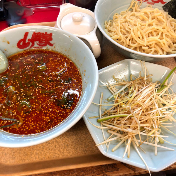「辛味噌つけ麺　870円　和えネギ」@ラーメン山岡家 大泉店の写真