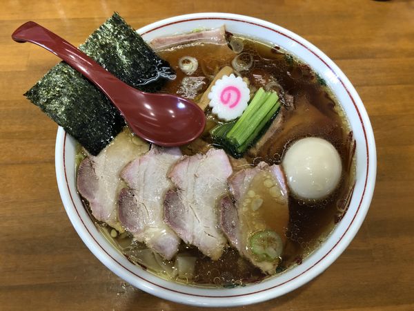 「焼豚ワンタン麺 味玉」@とら食堂 松戸分店の写真